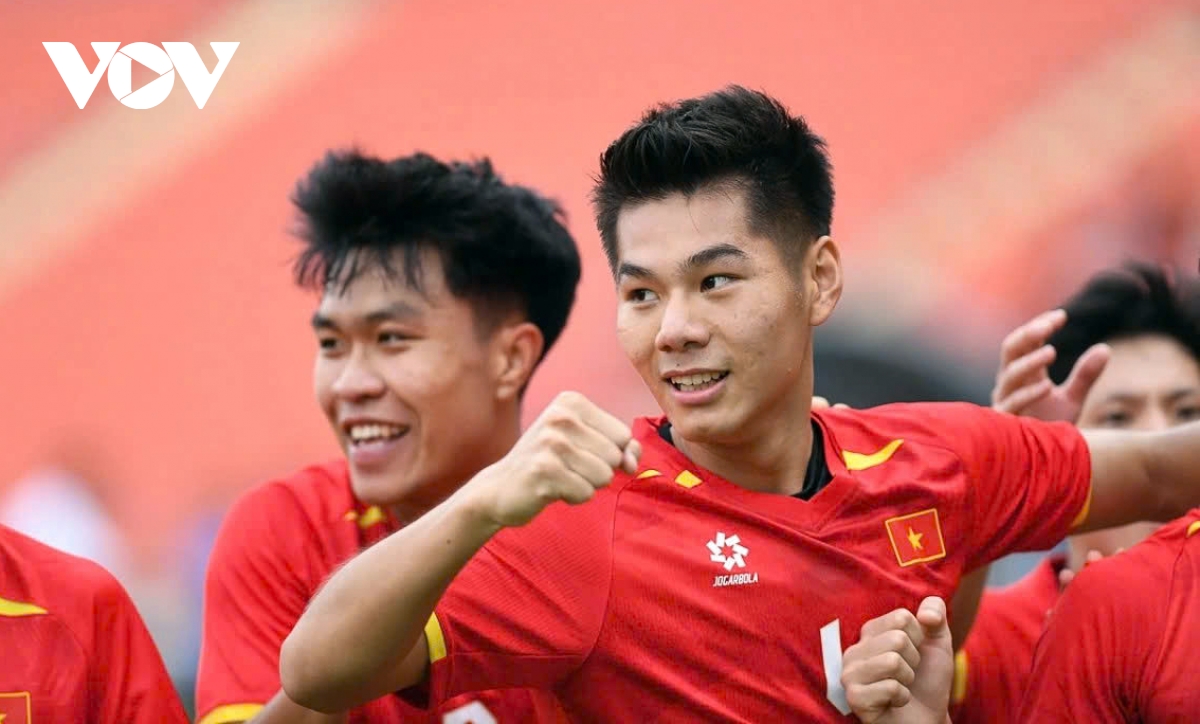 Vietnam secure SEA Games semifinal spot with convincing win over Malaysia
